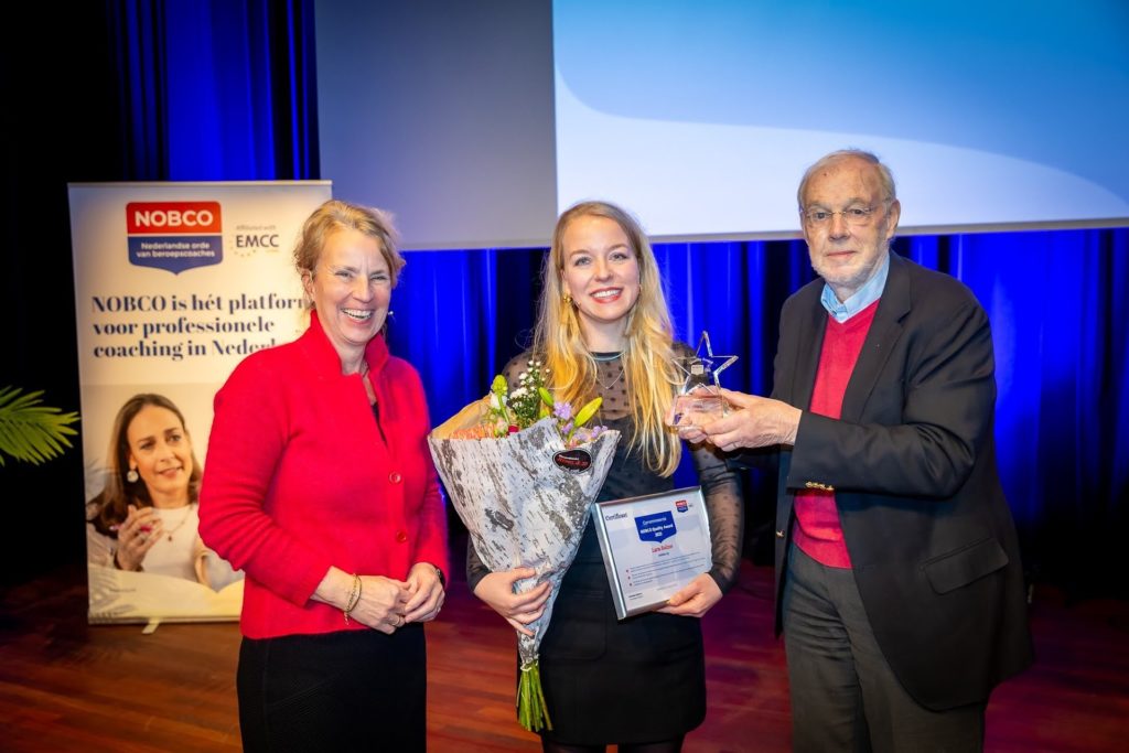 NOBCO Quality Award winnaar Lara Solms met NOBCO-voorzitter Marieke Jellema en juryvoorzitter Alexander Vreede