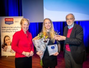 NOBCO Quality Award winnaar Lara Solms met NOBCO-voorzitter Marieke Jellema en juryvoorzitter Alexander Vreede